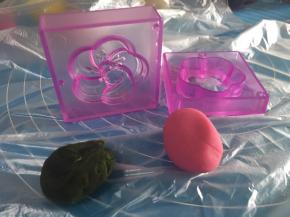 24g红色练切和18g抹茶馅制作梅，模具容量在40g左右。