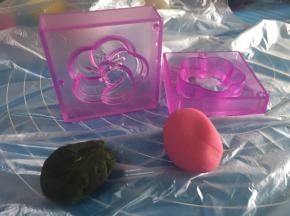 24g红色练切和18g抹茶馅制作梅，模具容量在40g左右。