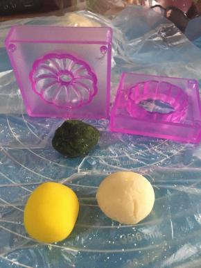 黄色练切15g，白色练切15g和抹茶馅18g制作菊，模具容量45g左右。采用黄色包白色。