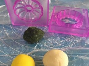 黄色练切15g，白色练切15g和抹茶馅18g制作菊，模具容量45g左右。采用黄色包白色。