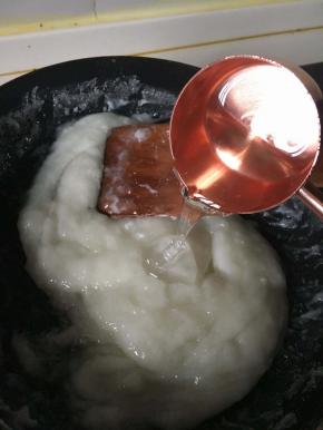 加入水麦芽，接着搅拌，混合均匀。