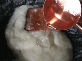 加入水麦芽，接着搅拌，混合均匀。