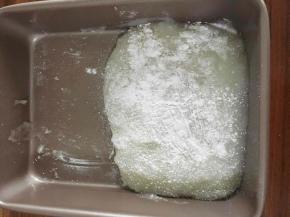 表面撒一层片粟粉。放凉后，放入冰箱冷冻至凝固。凝固后可以切块冷冻保存一个月。