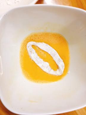 再放入蛋液里洗个澡，正反面均匀裹上鸡蛋液