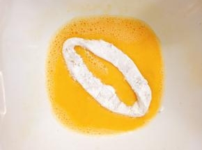 再放入蛋液里洗个澡，正反面均匀裹上鸡蛋液