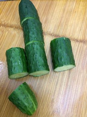 黄瓜洗净切成适当的小段