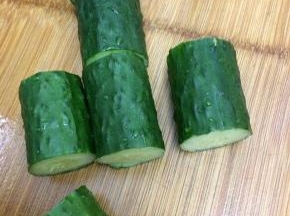 黄瓜洗净切成适当的小段