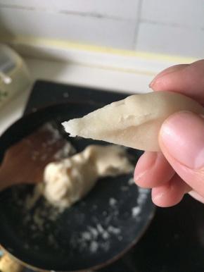 求肥均匀融入白豆沙后，加入水麦芽，拌炒均匀。用手拉开练切，呈现如图的小尖状，即可起锅。