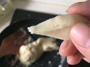 求肥均匀融入白豆沙后，加入水麦芽，拌炒均匀。用手拉开练切，呈现如图的小尖状，即可起锅。