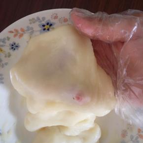 面团揉至拉来有薄膜，面团就好了，可以制作雪媚娘了