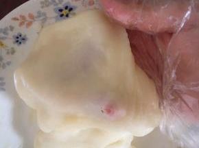面团揉至拉来有薄膜，面团就好了，可以制作雪媚娘了