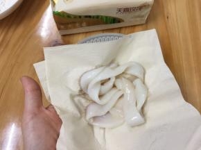 鱿鱼剥去外皮洗净切成圈，用天喜玫花纸巾吸去多余水分