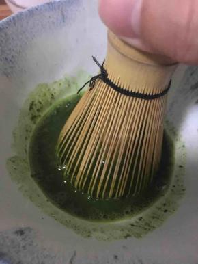 抹茶馅，用适量热水将五十铃抹茶溶解，用茶筅混合。过筛。