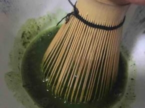 抹茶馅，用适量热水将五十铃抹茶溶解，用茶筅混合。过筛。