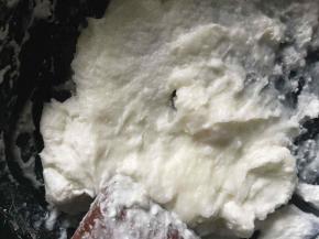 开火拌炒到黏稠。观察出现透明感，即将砂糖分三次加入，搅拌至溶化。