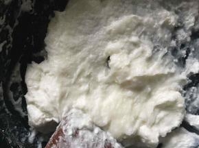 开火拌炒到黏稠。观察出现透明感，即将砂糖分三次加入，搅拌至溶化。