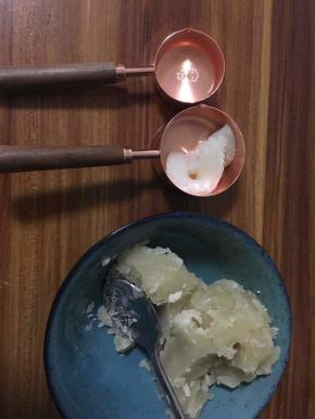 求肥凝固好后，可以开始制作练切（白豆沙加求肥制成，作为上生和果子的外皮部分）。