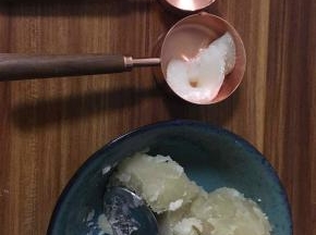 求肥凝固好后，可以开始制作练切（白豆沙加求肥制成，作为上生和果子的外皮部分）。