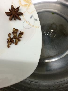 汤锅中倒入适量的水，在将花椒和大料放入锅中