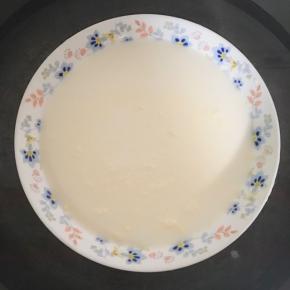 搅拌均匀的面糊过筛放入盆子里，放心锅里大火蒸25分钟左右，蒸至面糊熟透