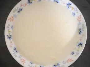 搅拌均匀的面糊过筛放入盆子里，放心锅里大火蒸25分钟左右，蒸至面糊熟透