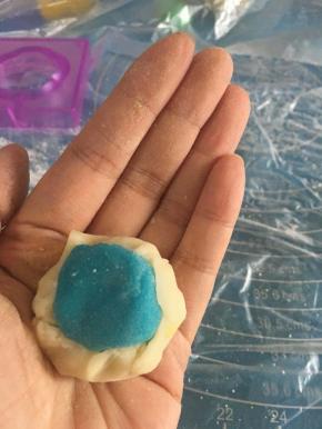 两个颜色练切采用包馅渐层法，白色包蓝色。