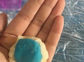 两个颜色练切采用包馅渐层法，白色包蓝色。