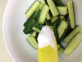 腌好的黄瓜中加入白糖