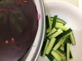 最后将晾凉的调料水倒入碗中