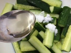 然后在将醋倒入