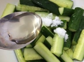 然后在将醋倒入