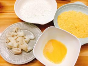鸡蛋打散，准备好面包糠、面粉