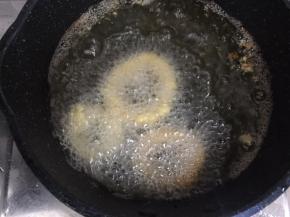 起油锅烧至五六成，放入鱿鱼圈炸至金黄色即可