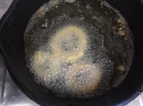 起油锅烧至五六成，放入鱿鱼圈炸至金黄色即可