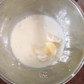 加入牛奶后搅拌均匀