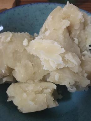 炒至小山状，即可起锅，放凉备用。白豆沙可以用来做练切，樱馅、抹茶馅和黄味馅等。