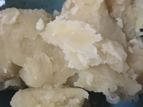 炒至小山状，即可起锅，放凉备用。白豆沙可以用来做练切，樱馅、抹茶馅和黄味馅等。