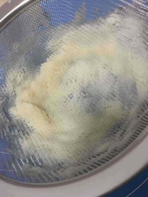 如图，将反面的练切刮下。这个过程练切会有损失。