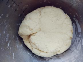 将面粉放入面盆，中间挖个洞，逐次倒入少量热水，用筷子拌匀，直到能揉成团，盖好静置饧面20分钟