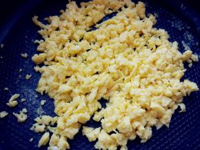 鸡蛋加盐打散，入不粘锅中，小火炒碎至八成熟，盛出备用