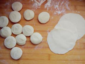 饧好的面团揉成长条，切成剂子，压成饼，擀成圆形薄片