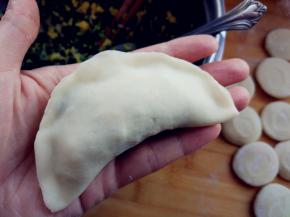 馅中加盐，拌匀，放在擀好的面片中间，对折后捏合边缘