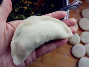 馅中加盐，拌匀，放在擀好的面片中间，对折后捏合边缘
