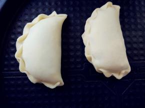 放入预热好的电饼铛上，无需放油，一边包一边烙