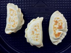 一面出现金黄色烙痕，鼓起后翻面