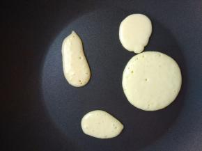 待面糊表面小火烙至出现小气泡，翻面