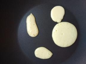 待面糊表面小火烙至出现小气泡，翻面