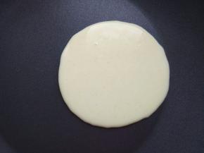 将平底不粘锅小火加热，不用放油，舀入一大勺面糊，用勺子抹出想要的形状