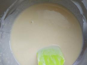 搅拌至无颗粒的细腻糊状，静置片刻