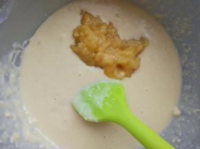 筛入低筋粉拌匀后，加入香蕉泥拌匀